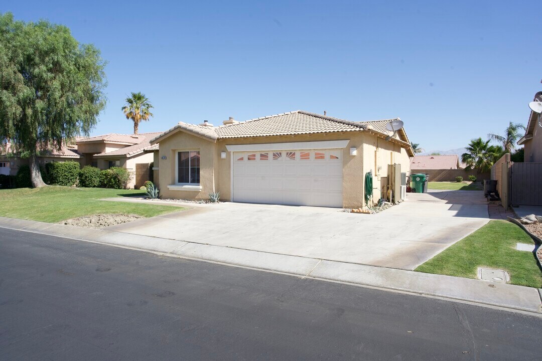 80570 Philadelphia Ave in Indio, CA - Building Photo