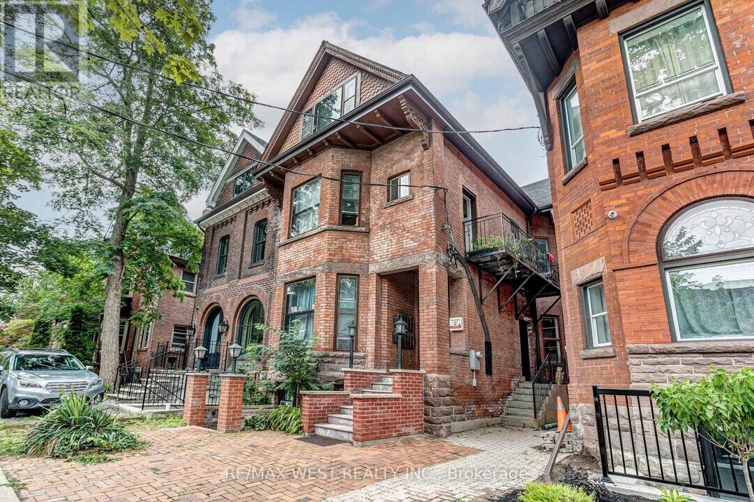 125-125 Madison Ave in Toronto, ON - Building Photo