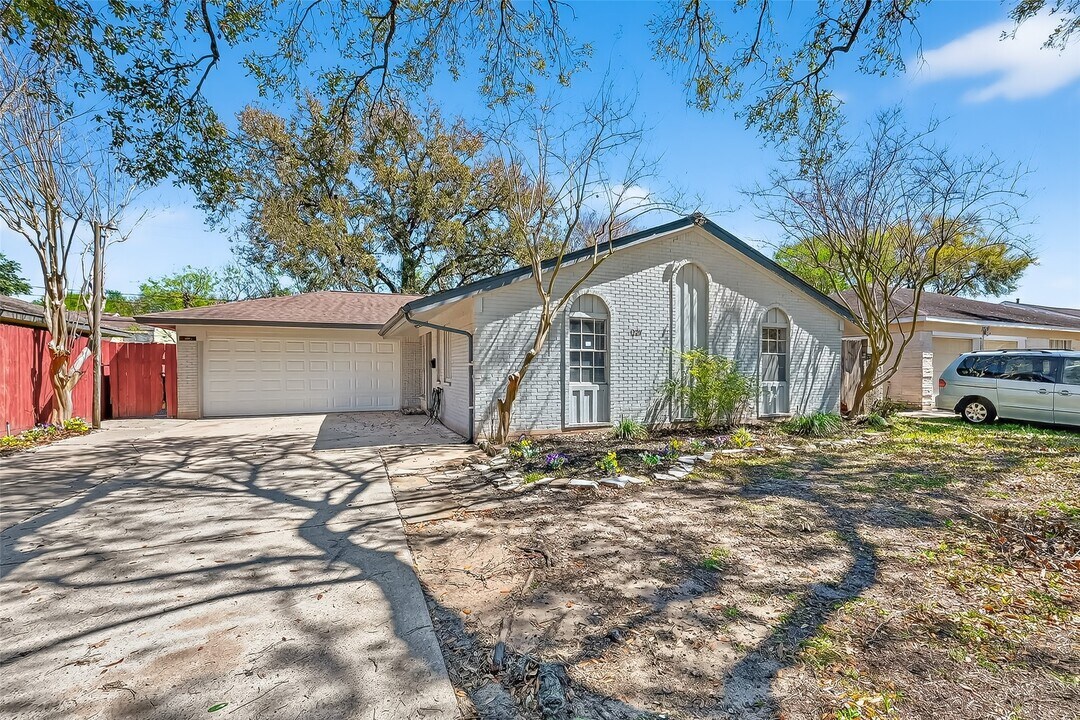 12211 Chimney Rock Rd in Houston, TX - Building Photo