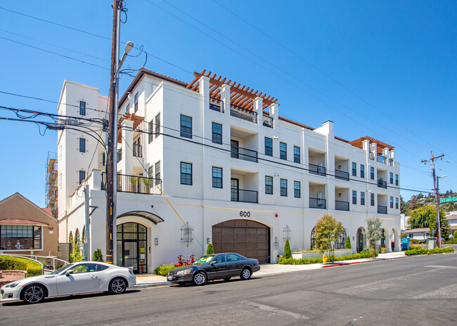 600 Chestnut St in San Carlos, CA - Foto de edificio - Building Photo