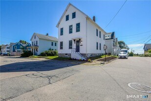 21 Bayview Ave in Stonington, CT - Building Photo