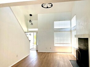 2093 Nantuckett Cir in Manteca, CA - Foto de edificio - Building Photo