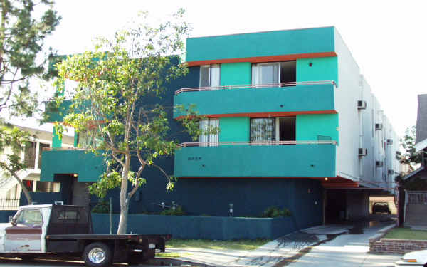 5717 Virginia Ave in Los Angeles, CA - Foto de edificio - Building Photo