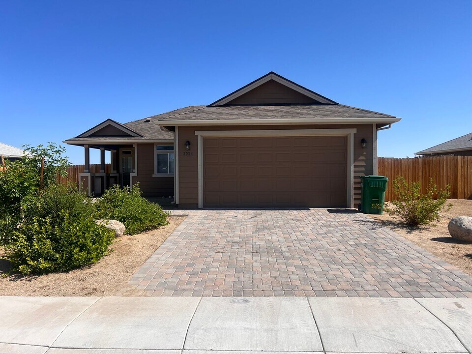 2226 Windrow Dr in Fernley, NV - Building Photo