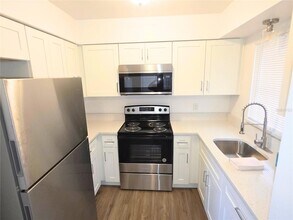 210 Albee Rd W in Nokomis, FL - Building Photo - Building Photo