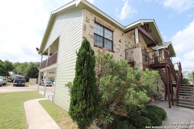 910 Pine St, Unit C202 in Floresville, TX - Foto de edificio