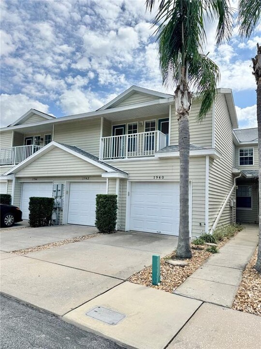 1942 Hammocks Ave in Lutz, FL - Building Photo