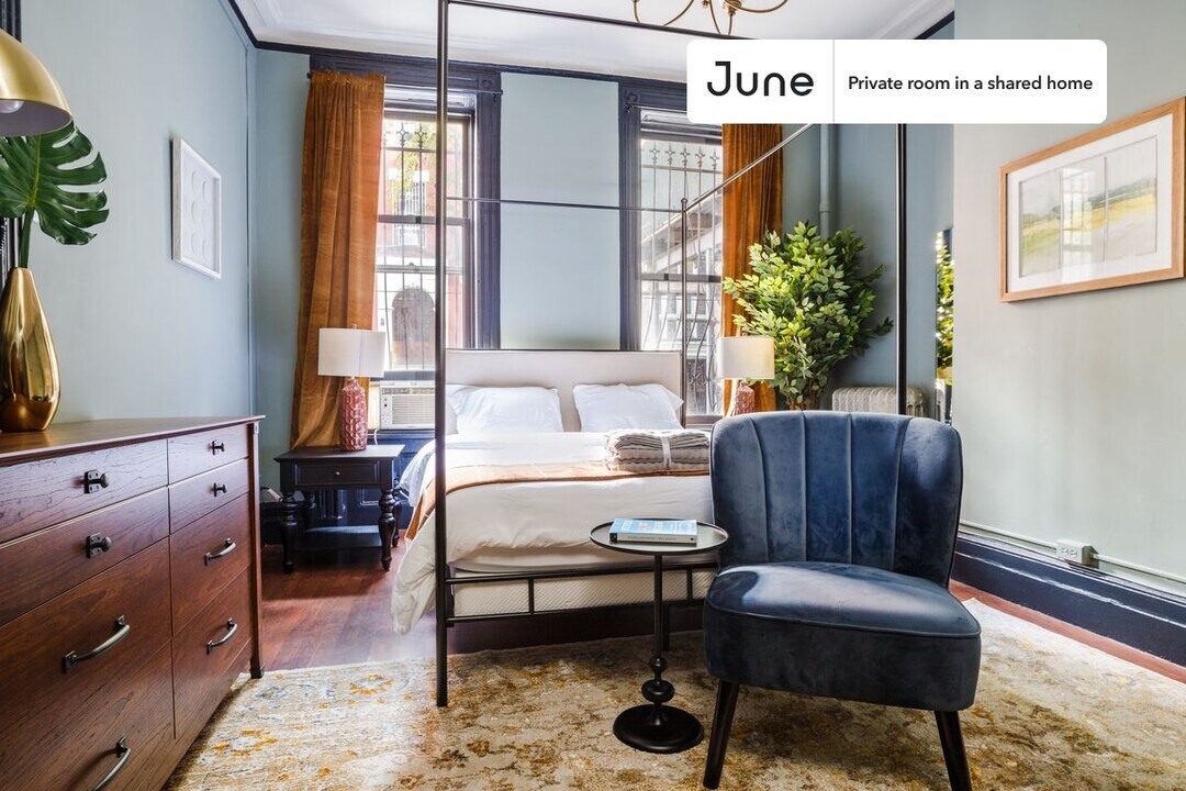 Private bedroom in 4 bed/1 bath Home in New York, NY - Building Photo