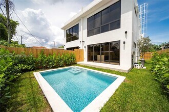 2710 SW 34th Ave in Miami, FL - Building Photo - Building Photo