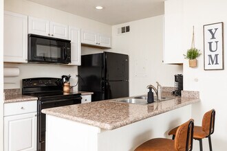 8055 E Thomas Rd, Unit Scottsdale Condo in Scottsdale, AZ - Building Photo - Building Photo