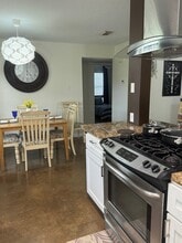 1139 Christy Dr in Angleton, TX - Foto de edificio - Building Photo