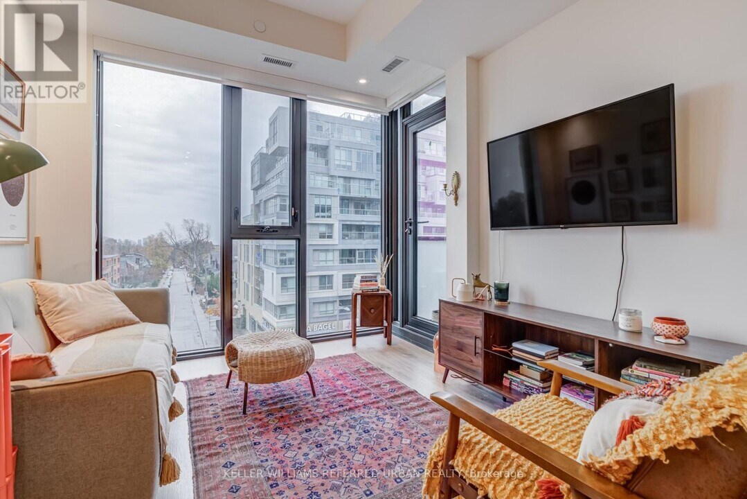 840 St Clair Ave W in Toronto, ON - Building Photo