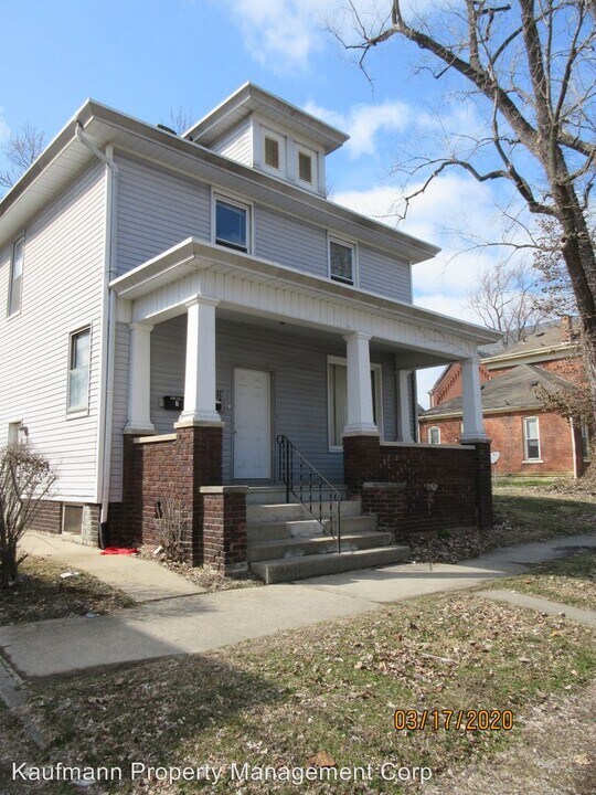 2216 S Harrison St in Fort Wayne, IN - Building Photo