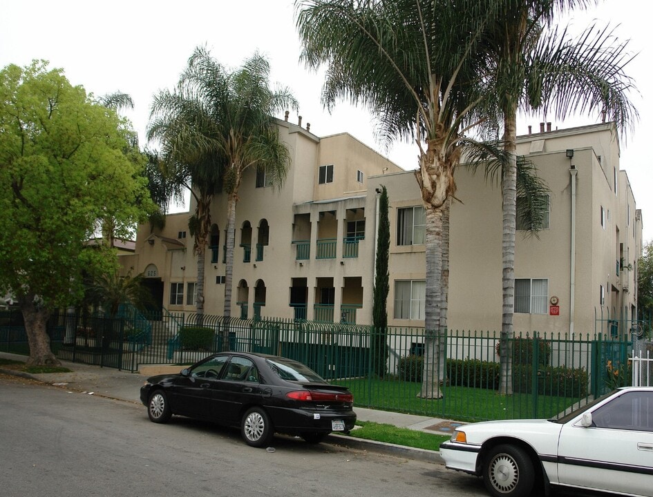 625 N New Hampshire Ave in Los Angeles, CA - Building Photo