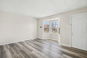 7030 Emma Ave in Jennings, MO - Foto de edificio - Building Photo