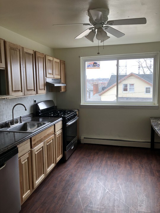 2 Van Zant St-Unit -A5 in Norwalk, CT - Building Photo