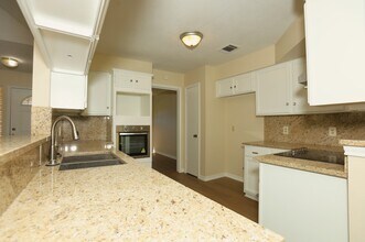 206 Banyan Ct in Lake Jackson, TX - Building Photo - Building Photo