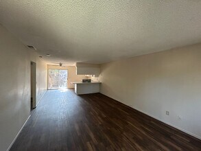 93 E Hazelwood Dr in Lemoore, CA - Building Photo - Building Photo