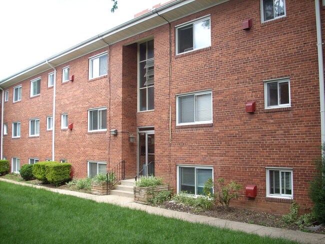 Ballston Garden Apartments in Arlington, VA - Foto de edificio - Building Photo