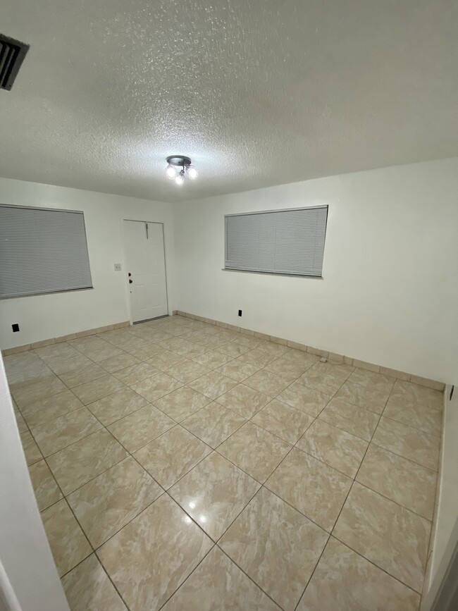 1493 NE 148th St in Miami, FL - Building Photo - Building Photo