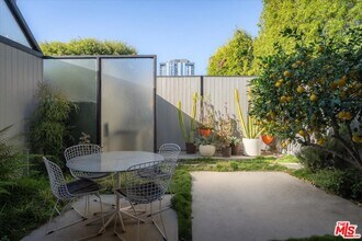 1570 La Baig Ave in Los Angeles, CA - Building Photo - Building Photo