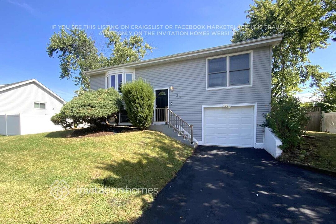 120 Delaware Dr in Bolingbrook, IL - Building Photo