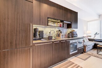 115 McMahon Dr in Toronto, ON - Building Photo - Building Photo