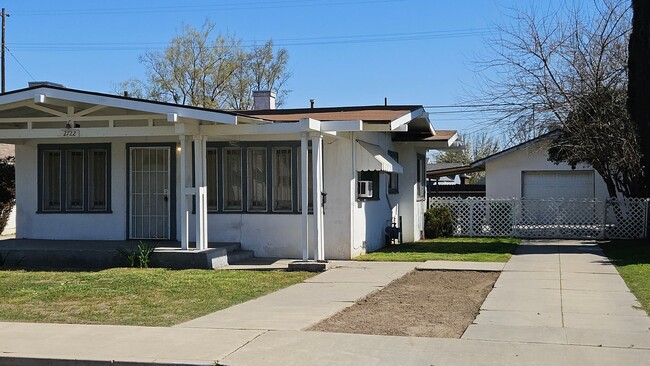 2722 A St in Selma, CA - Foto de edificio - Building Photo