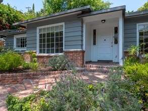 5405 Black Oak Dr in Los Angeles, CA - Foto de edificio - Building Photo