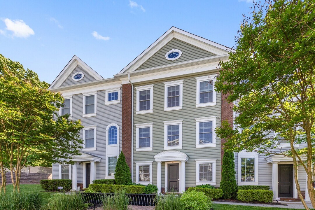 16 Roosevelt Dr in Wood Ridge, NJ - Building Photo