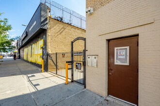 70 Wyckoff Ave in Brooklyn, NY - Foto de edificio - Building Photo