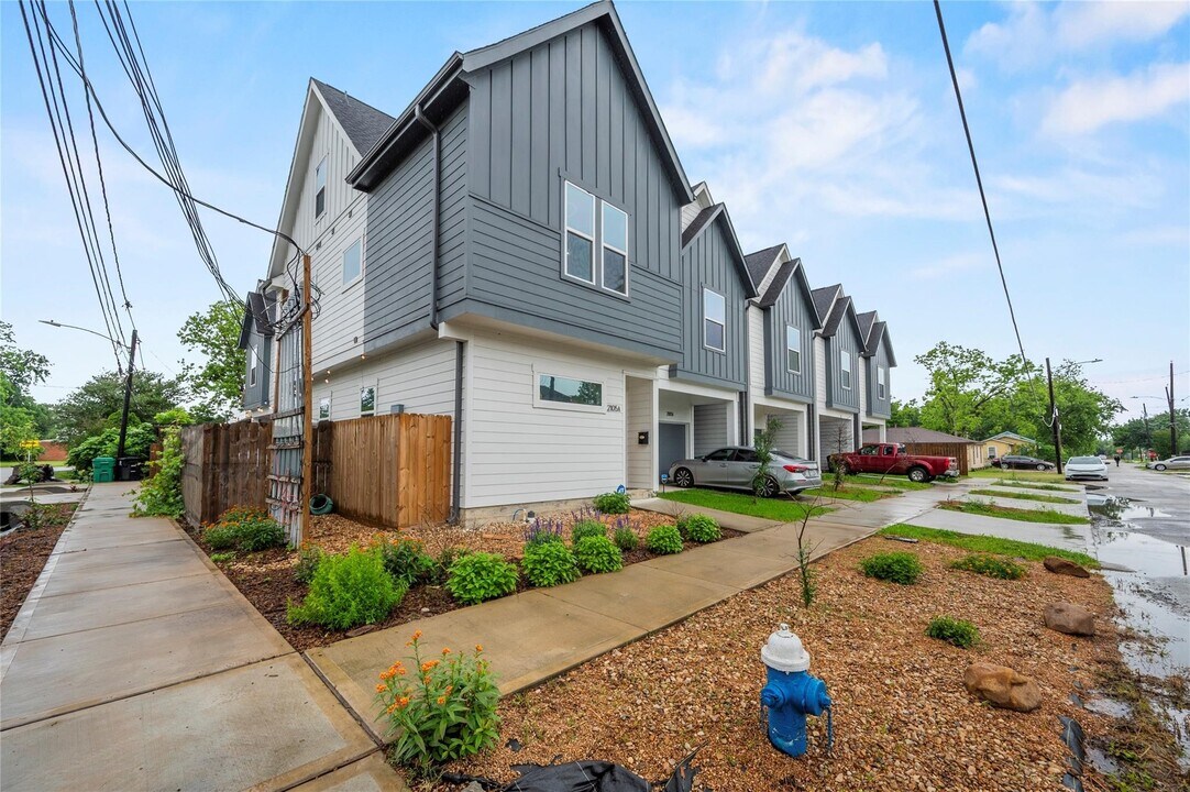 2105 Sam Wilson St in Houston, TX - Building Photo