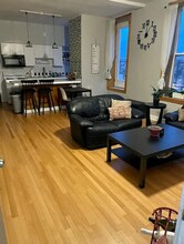 1368 W Evergreen Ave, Unit 4M in Chicago, IL - Foto de edificio - Building Photo