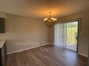 16412 E 49 Terrace S in Independence, MO - Foto de edificio - Building Photo