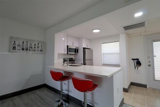 9300 Lime Bay Blvd, Unit 102 in Tamarac, FL - Foto de edificio - Building Photo