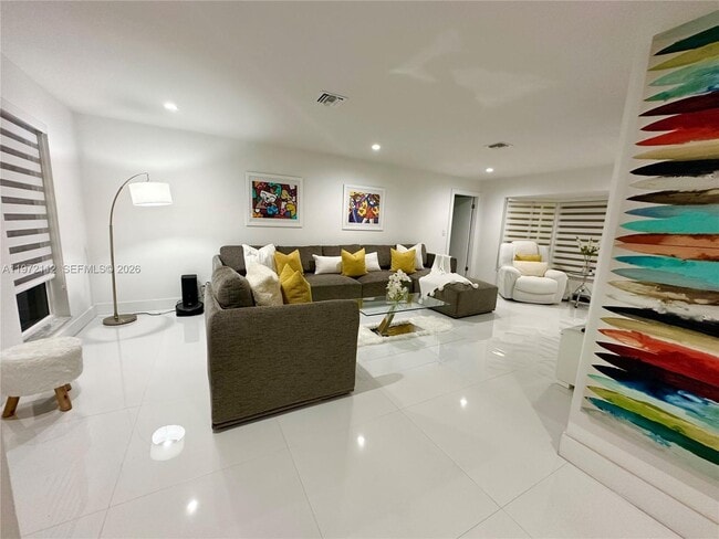 9230 SW 68th St in Miami, FL - Building Photo - Building Photo