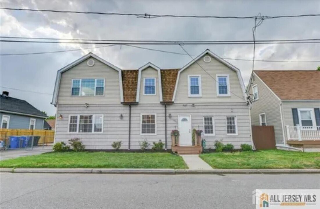 607 Almon Ave in Woodbridge Township, NJ - Building Photo