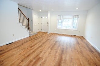 5 Cadogan Way in Nashua, NH - Building Photo - Building Photo