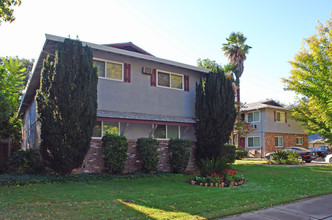 Palm Court Apartments in Sacramento, CA - Building Photo - Building Photo