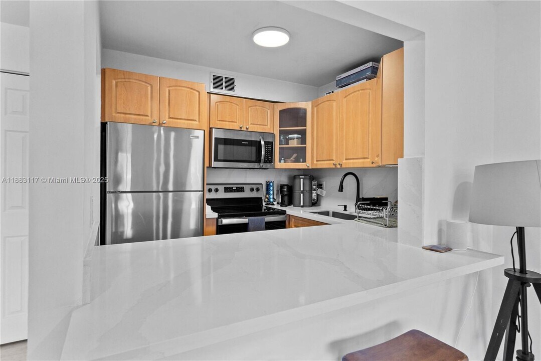 6530 W 27th Ave in Hialeah, FL - Building Photo