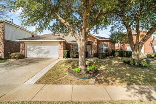 304 E Clover Park Dr in Fort Worth, TX - Building Photo