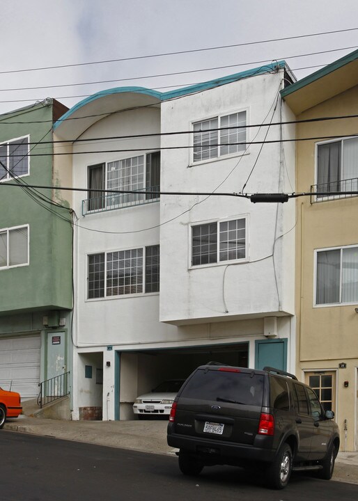 75 Lausanne Ave in Daly City, CA - Building Photo