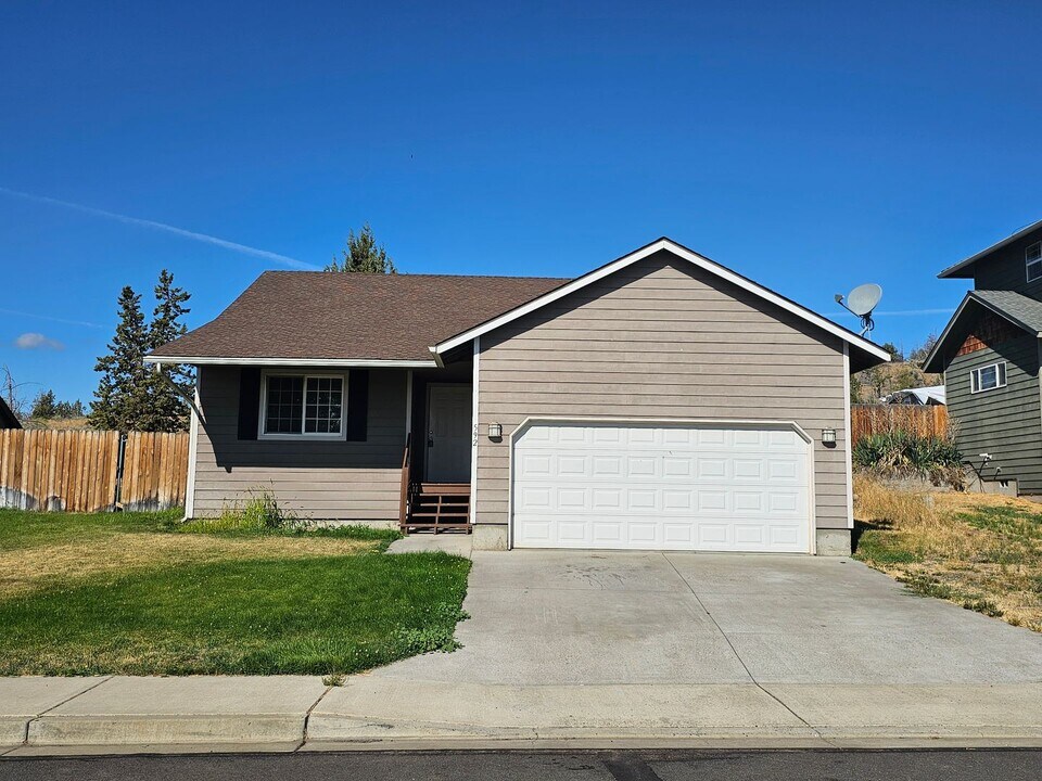592 SW Cedar Hill Dr in Madras, OR - Building Photo