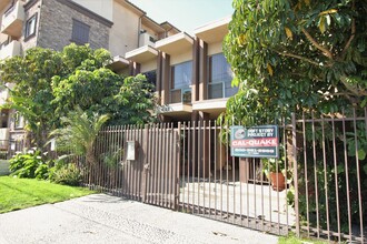 8123 - Sepulveda Apartments in Van Nuys, CA - Foto de edificio - Building Photo
