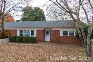 300 Oakland Ave in Morganton, NC - Building Photo