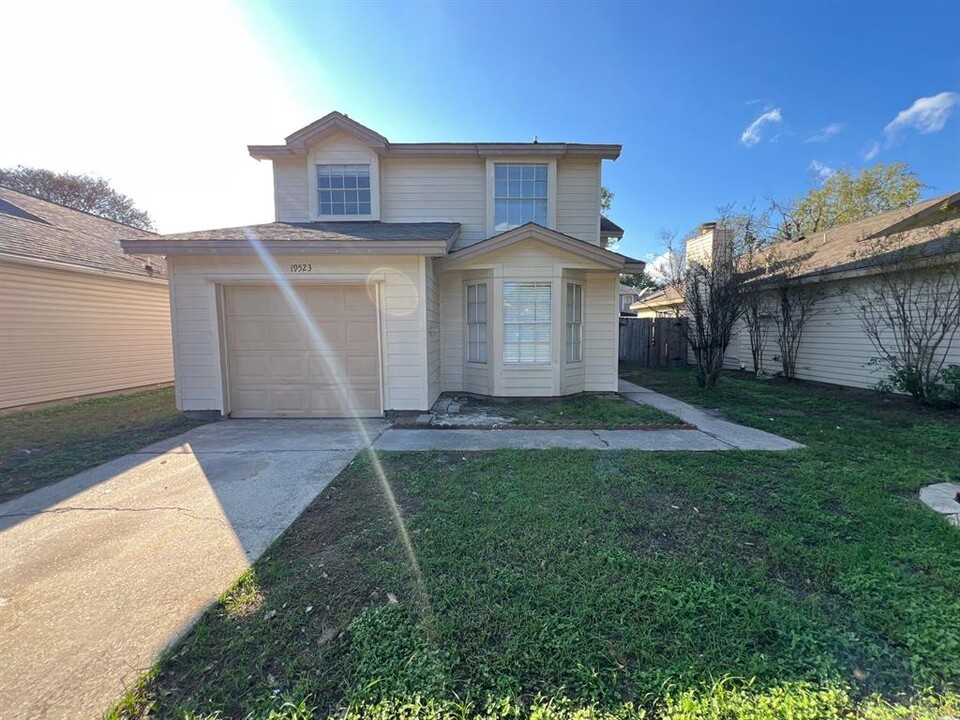 19523 Shady Bank Dr in Tomball, TX - Building Photo