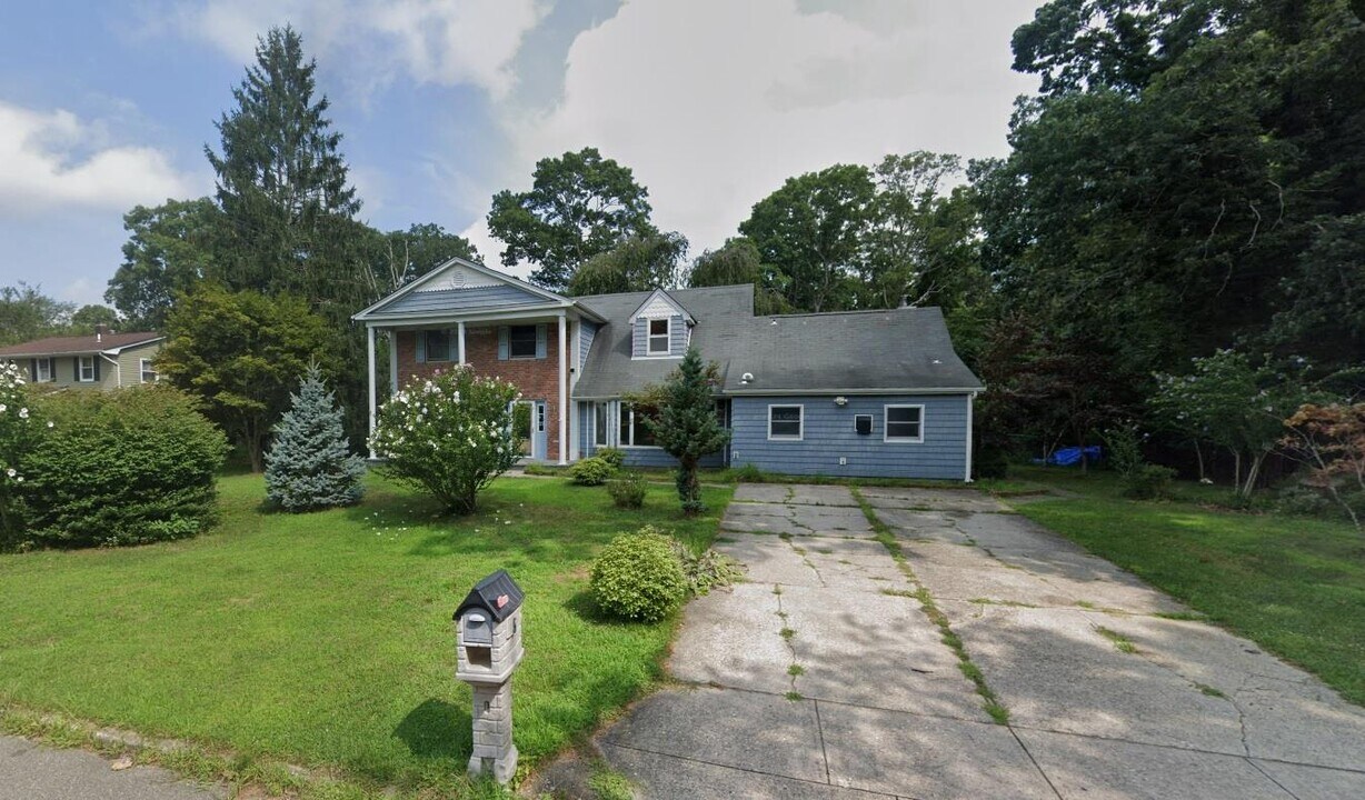 5 Weede St in Coram, NY - Building Photo