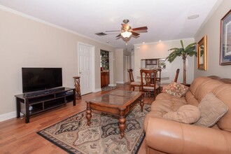 2050 Oleander Blvd in Fort Pierce, FL - Foto de edificio - Building Photo