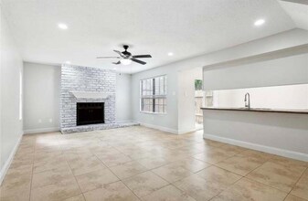 1500 W Esplanade Ave in Kenner, LA - Foto de edificio - Building Photo