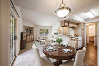 La Calera Apartments in San Antonio, TX - Foto de edificio - Building Photo